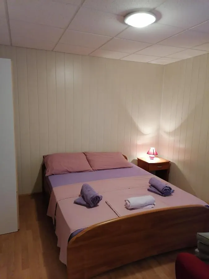 Apartments Sindi لوبار