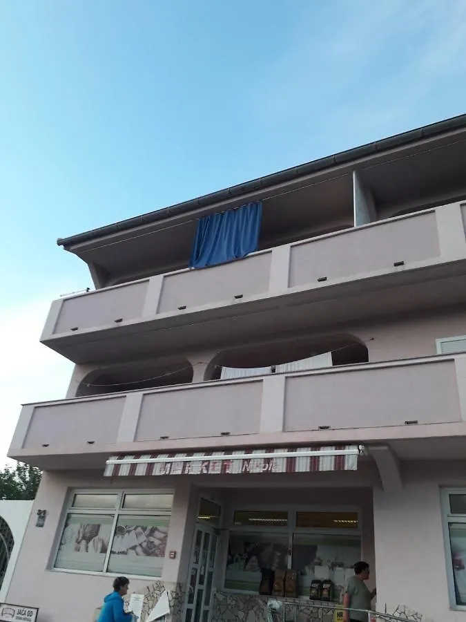 Apartments Sindi لوبار