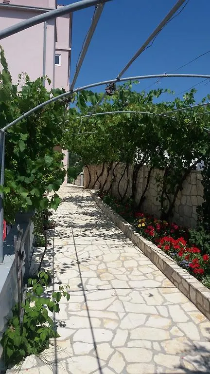Apartments Sindi لوبار
